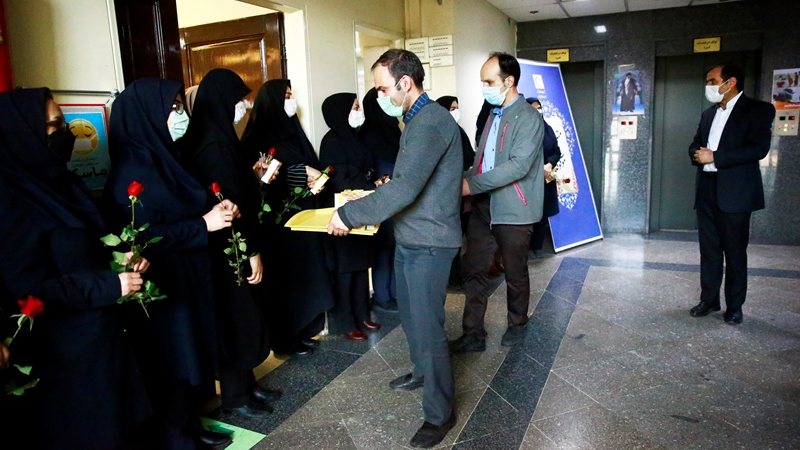 تبریک روز زن و گرامیداشت مقام شامخ مادر با حضور دبیرکل در طبقات ساختمان صلح هلالاحمر/ گزارش تصویری